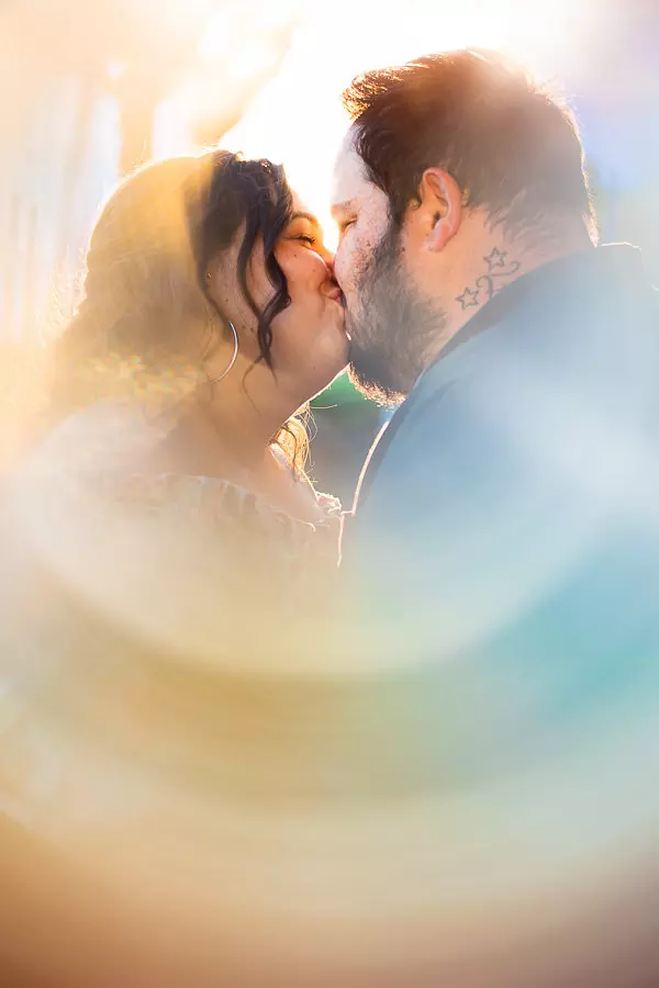 Couple qui s’embrasse lors d’un shooting photo à Lyon