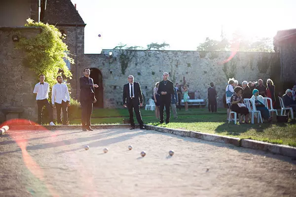 Invités qui jouent à la pétanque sur un mariage au château de la Gallée