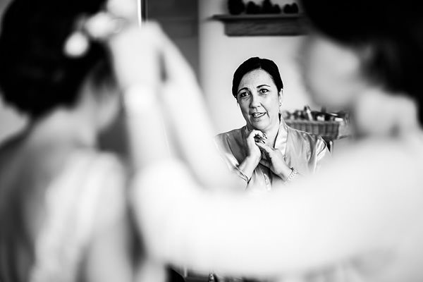 Mère de la mariée émue pendant les préparatifs