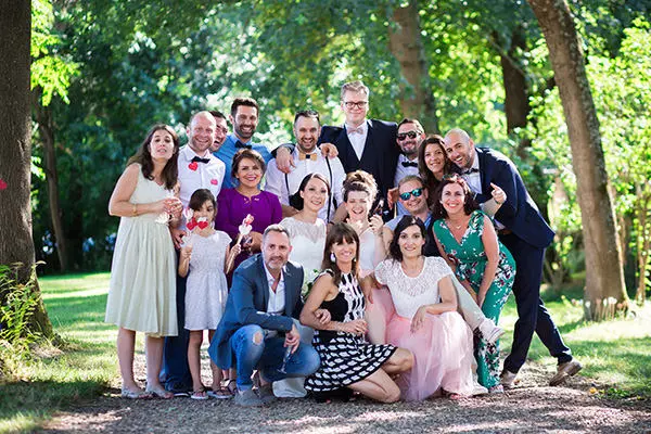 Photo de groupe lors d'un mariage au château du Bourg à Perreux
