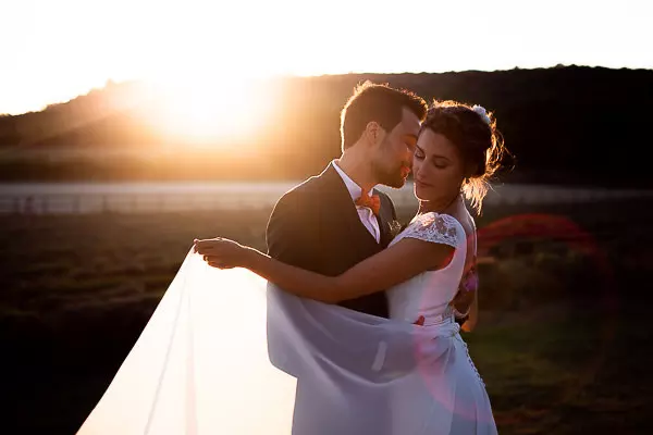 Séance photo de couple au coucher de soleil lors d'un mariage aux domaines de Patras