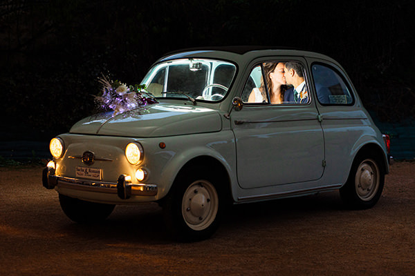Photo de couple à la fin d'un mariage dans une Fiat 500