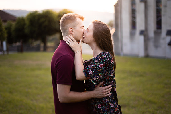 Photo de couple au coucher de soleil en Savoie