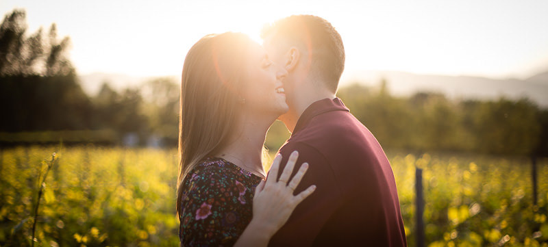 Photo de couple lors d'une séance engagement en Savoie