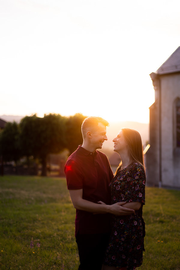Séance photo de couple au coucher de soleil
