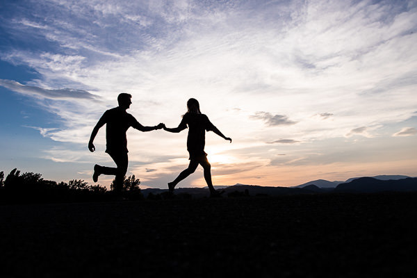 Silhouette lors d'une séance photo de couple avant mariage