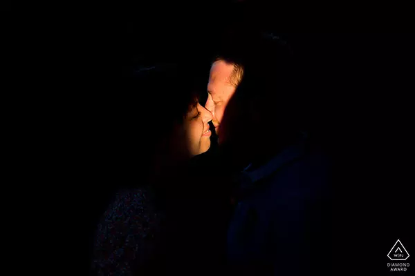 Rayon de lumière lors d’une séance photo de couple dans le beaujolais