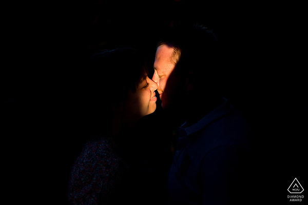 Rayon de lumière lors d’une séance photo de couple dans le beaujolais Rayon de lumière lors d’une séance photo de couple dans le beaujolais