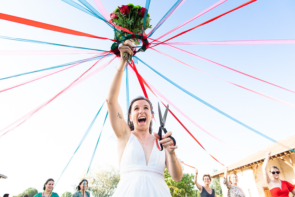 Lancer de bouquet avec le jeu des rubans sur un mariage au domaine de Cuiset