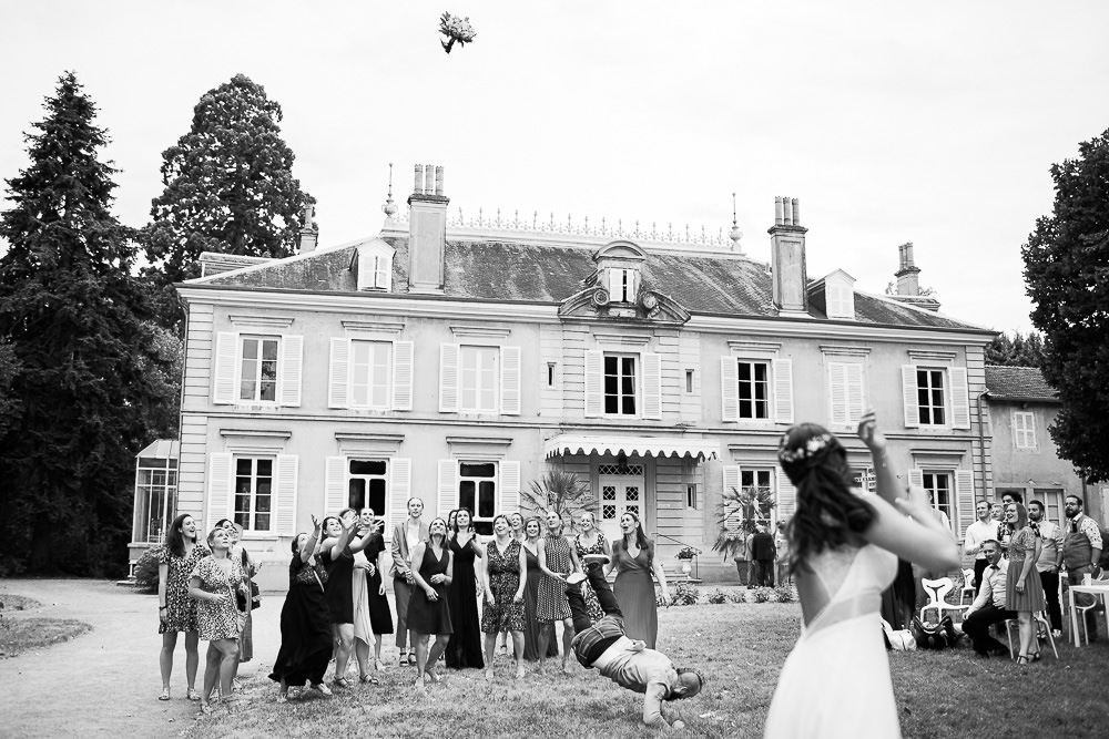 Lancer de bouquet sur un mariage au château des Ravatys