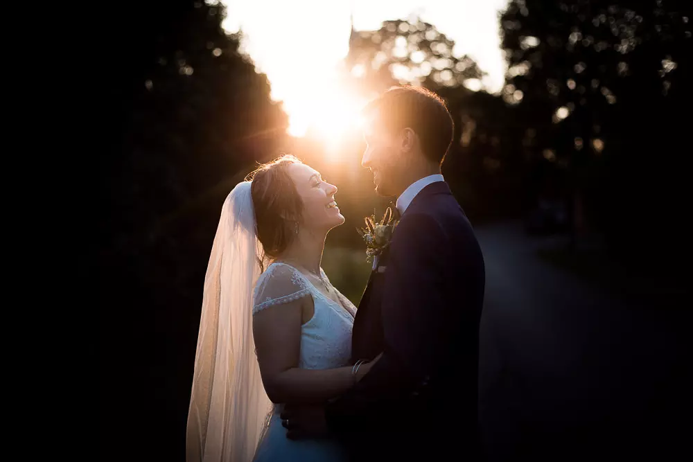 Photo de couple au coucher de soleil sur un mariage