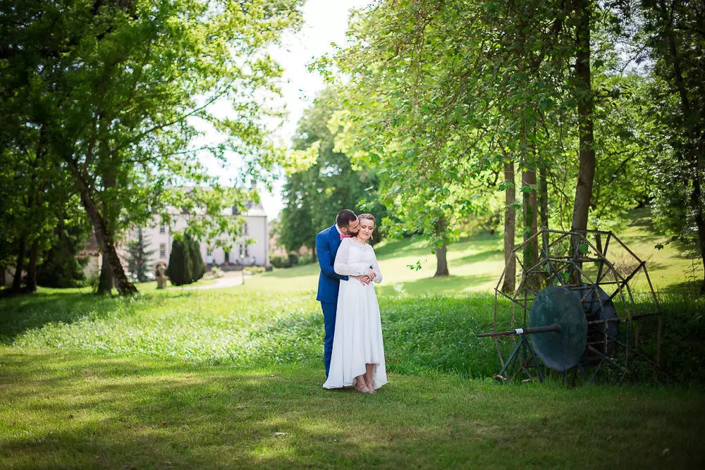 Photo de couple sur un mariage au château de Melin en Bourgogne