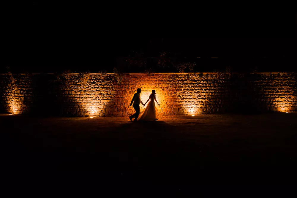 Photo de couple de nuit sur un mariage au domaine de Valinches