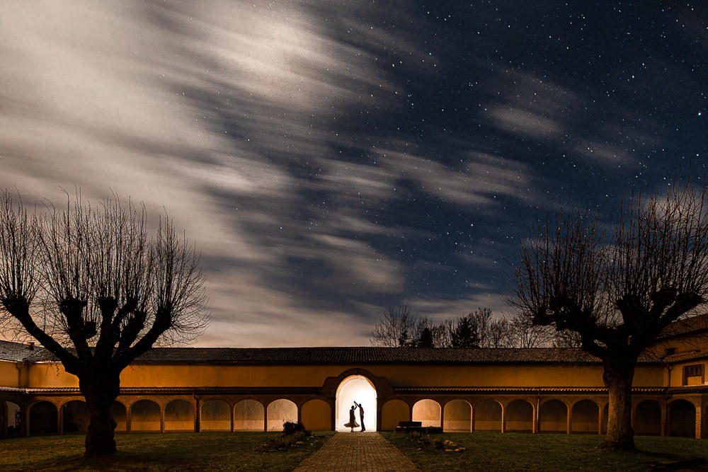 Photo de couple de nuit lors d’un mariage sous les étoiles