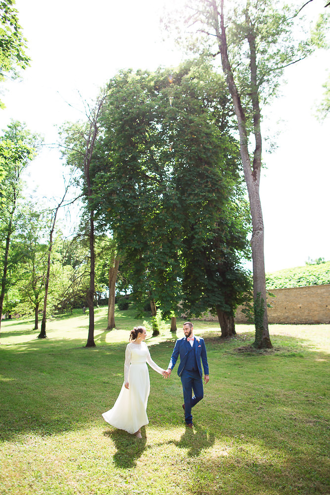 Photos de couple des mariés au château de Melin en Bourgogne