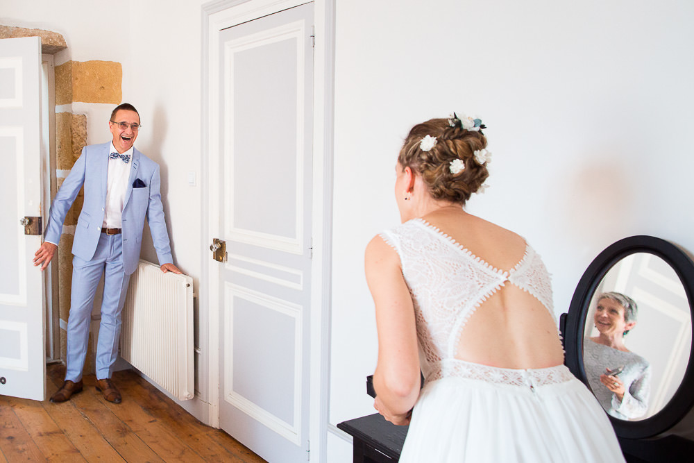 Premier regard du père de la mariée sur sa fille au domaine de Tourieux
