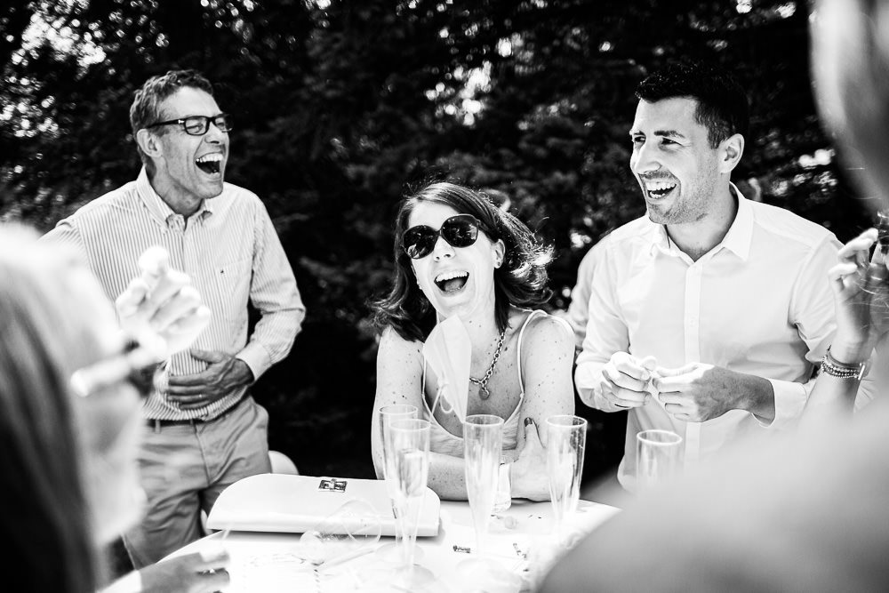 Rire des invités sur un mariage à Bourg-en-Bresse