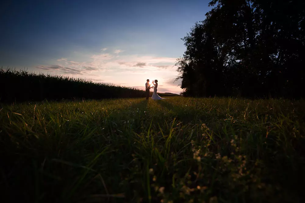 Séance photo des mariés au coucher de soleil à Bourg-en-Bresse