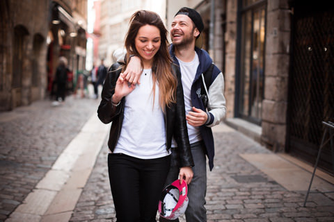 Photo de couple lors d'une séance engagement dans le vieux Lyon