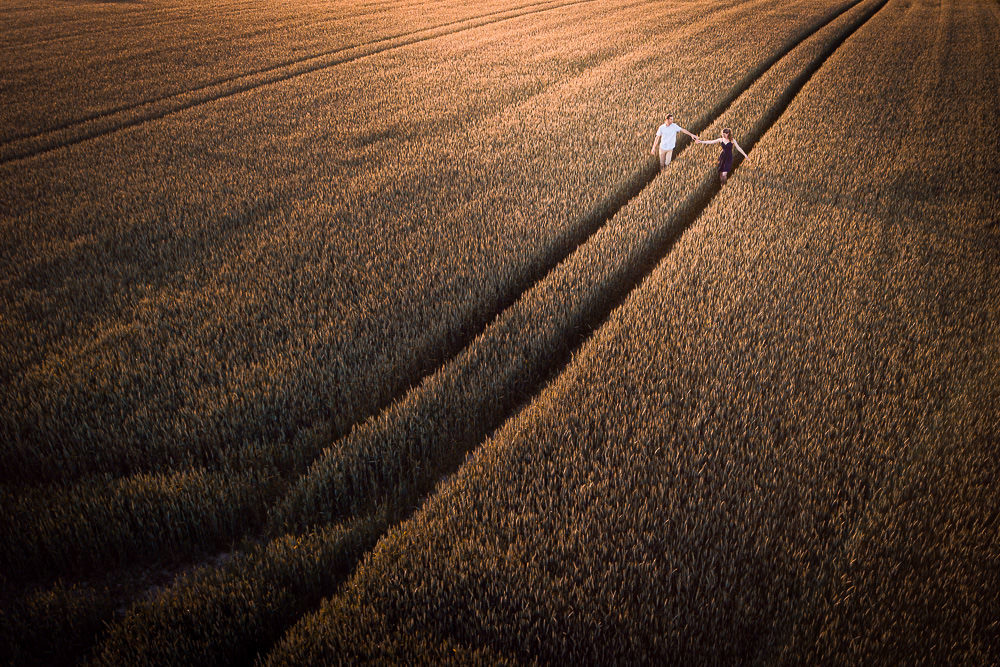 Photo de couple au drone au coucher de soleil à Oytier-Saint-Oblas