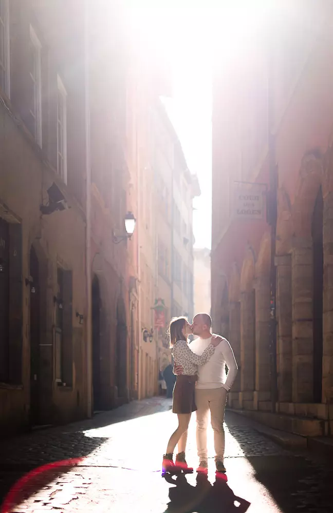 Photo de couple dans les rues de Lyon