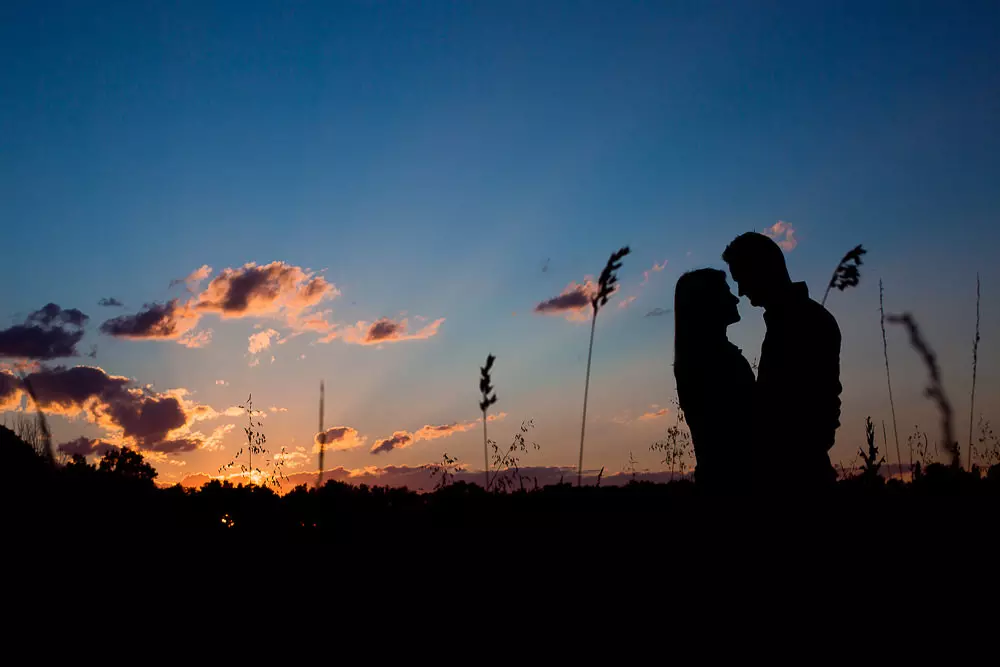 Séance engagement en couple au coucher de soleil