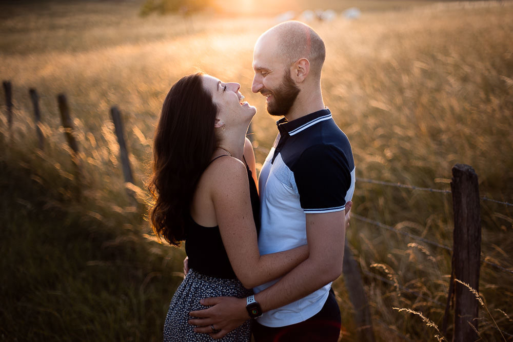 Séance photo de couple dans le beaujolais au coucher de soleil