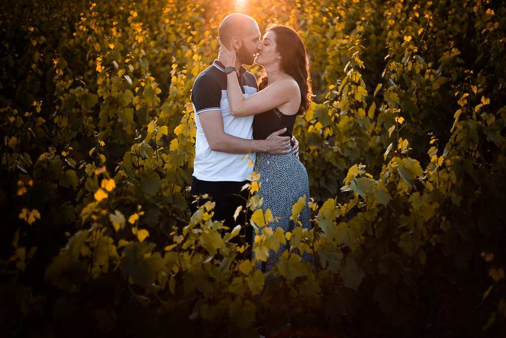 Séance photo de couple dans le beaujolais au coucher de soleil