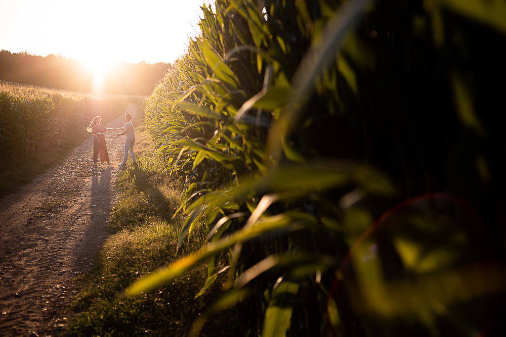 Séance photo de couple au coucher de soleil proche de Bourgoin