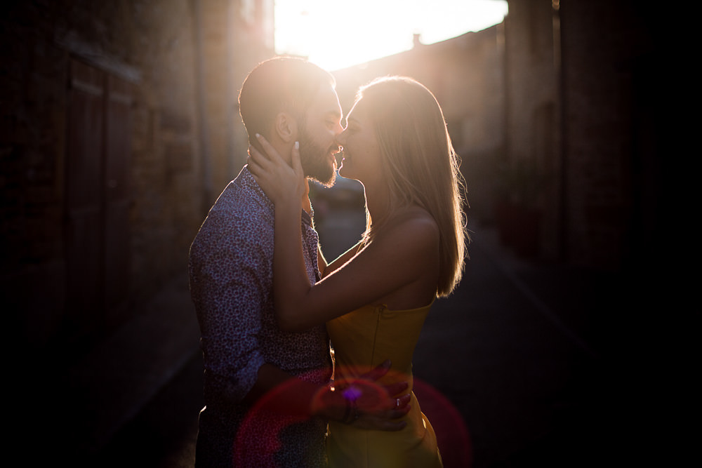 Séance photo de couple au coucher du soleil dans un village du beaujolais