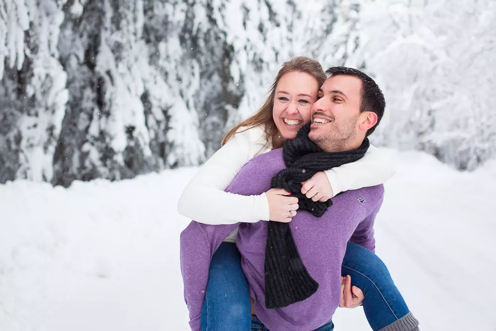 Séance photo de couple sous la neige en Chartreuse