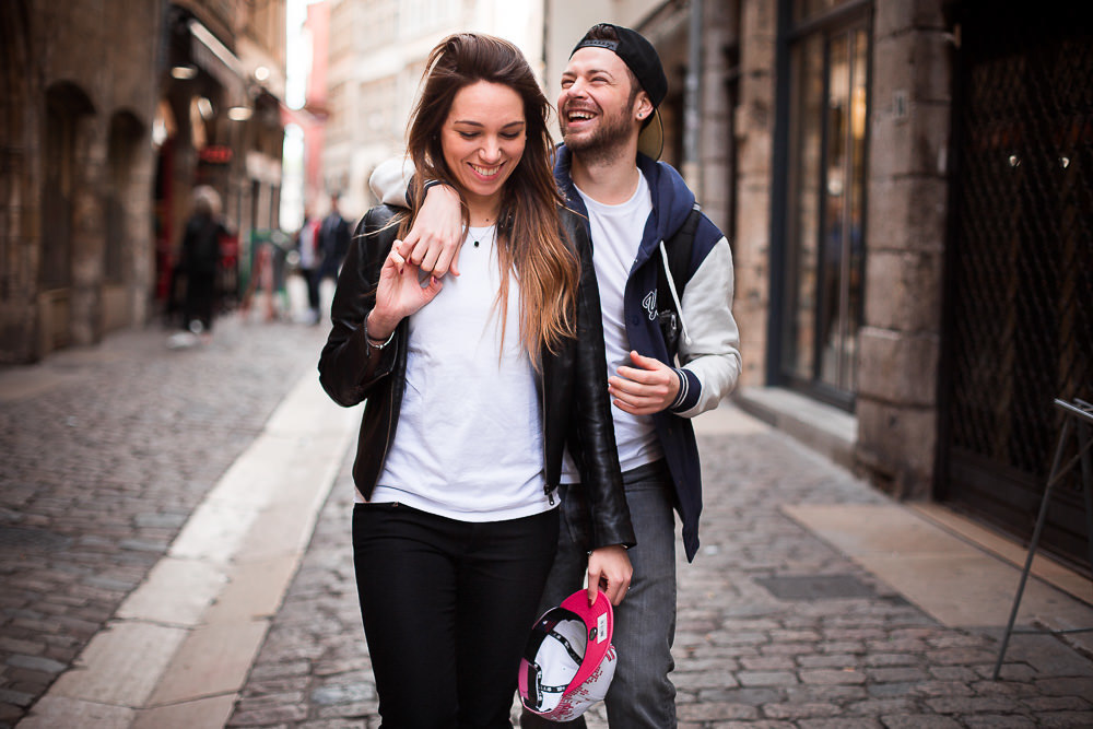 Séance photo de couple dans le vieux Lyon avant le mariage