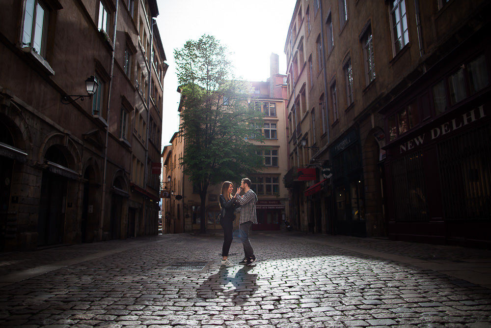 Séance photo de couple dans le vieux Lyon