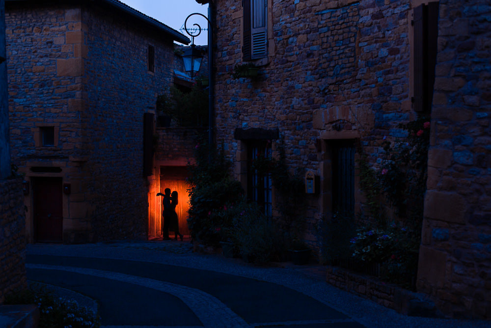 Séance photo de couple dans un village du beaujolais