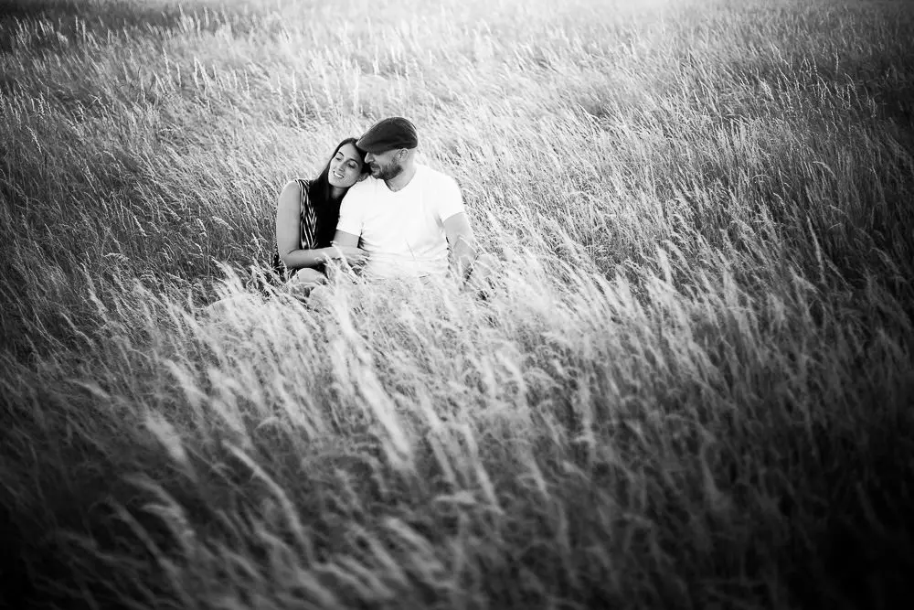 Shooting photo de couple dans des champs du beaujolais
